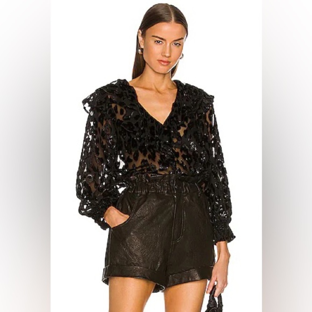 ALICE + OLIVIA Laurette‎ Ruffle Neck Button Down Blouse in Black